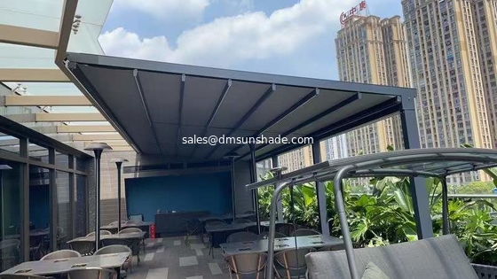 Pergola en aluminium PVC toit Pergola Hôtels Porte d'entrée moderne imperméable à l'eau au toit rétractable