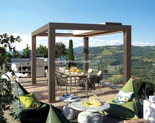 Pergola rétractable à moteur à l'extérieur