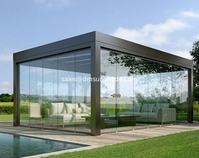 Pergola électrique extérieure à lames orientables avec stores zippés résistants au vent et portes vitrées