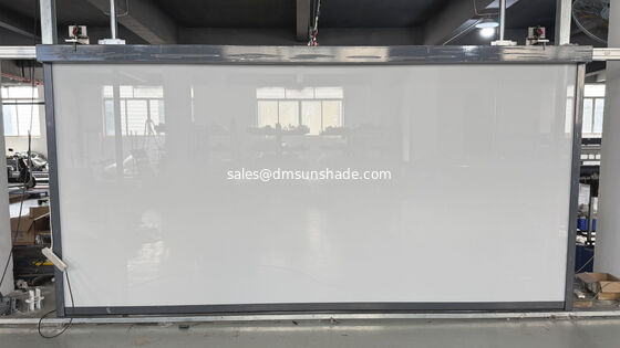 Ventes à chaud moteur printemps pare-vent fermeture à glissière stores pour patio et balcon manuel auxiliaire de levage stores à rouleaux